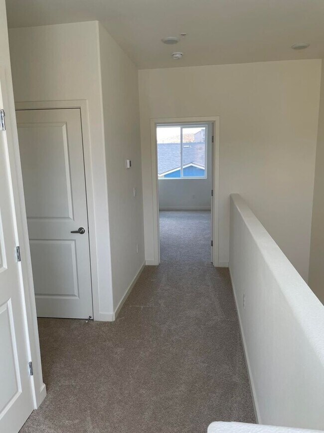 Building Photo - Only 1 Resident - Newer Home