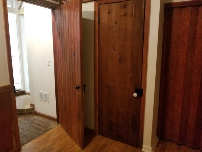 Building Photo - 307 N Market St