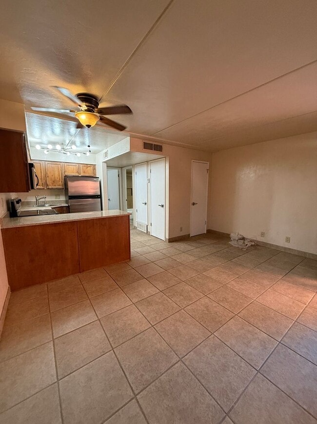 Building Photo - 1bd condo steps away from U of A, gated, A/C, Washer/Dryer