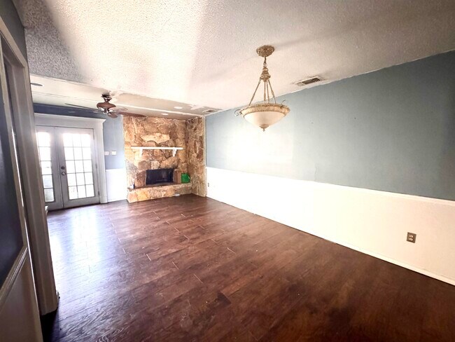 Building Photo - 200 Martingale