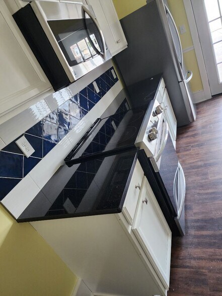 Kitchen with all appliances in place - 601 Delaware St