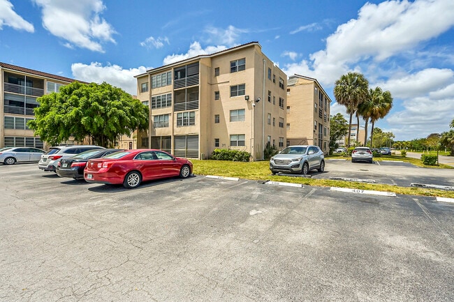 Building Photo - 2840 Somerset Dr