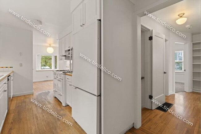 Building Photo - Spacious Pet Friendly Cape Cod in Multnomah Village with detached garage!