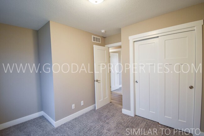 Building Photo - Wonderful 5 bedroom, 3.5 bath with a finis...