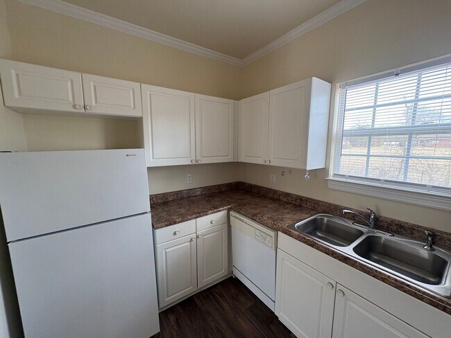 Building Photo - 1bed, 1bath unit available!