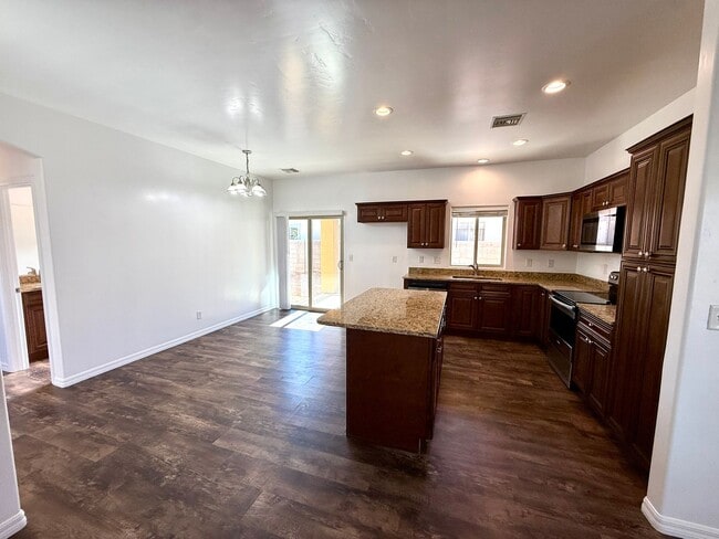 Building Photo - Great 3 Bedroom, 2 Bathroom Home Centrally Located- Available Now!