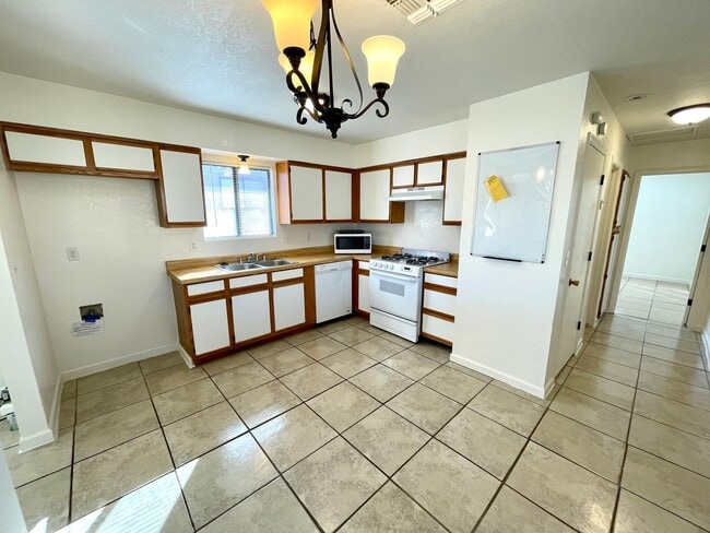 Building Photo - Nice 2 Bedroom Home with Large Yard and Ca...