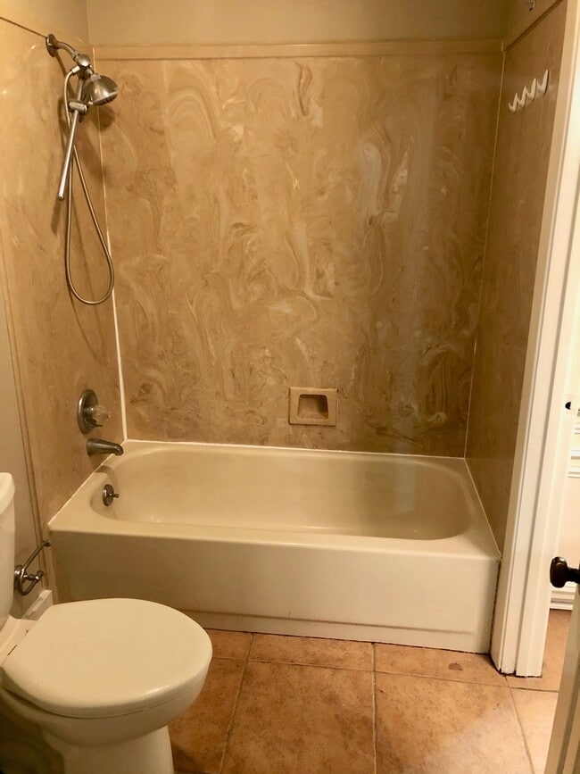 Building Photo - 2 bed, 1.5 bath in Brandon!