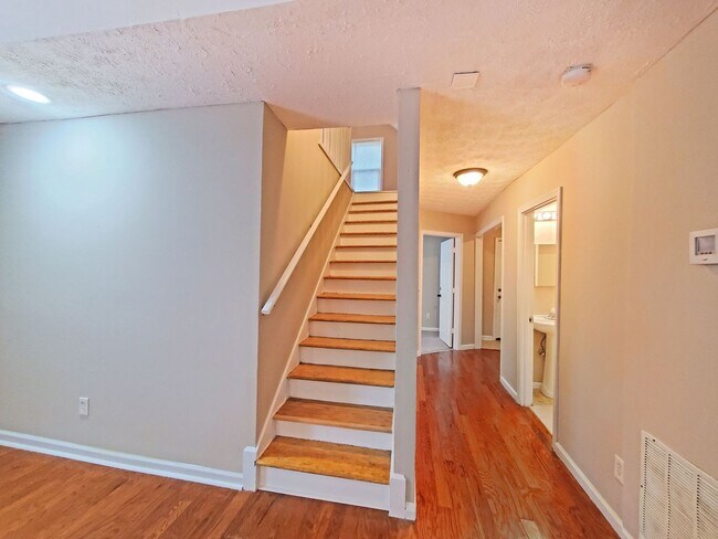 Building Photo - Beautifully Updated 4-Bedroom Home Near Mo...