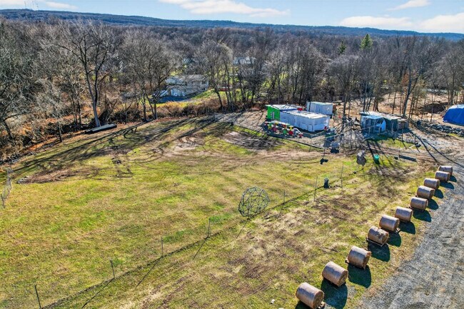 Building Photo - 443 Clove Rd