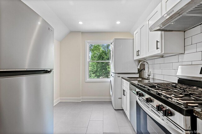 Building Photo - 12 Thomas Pl