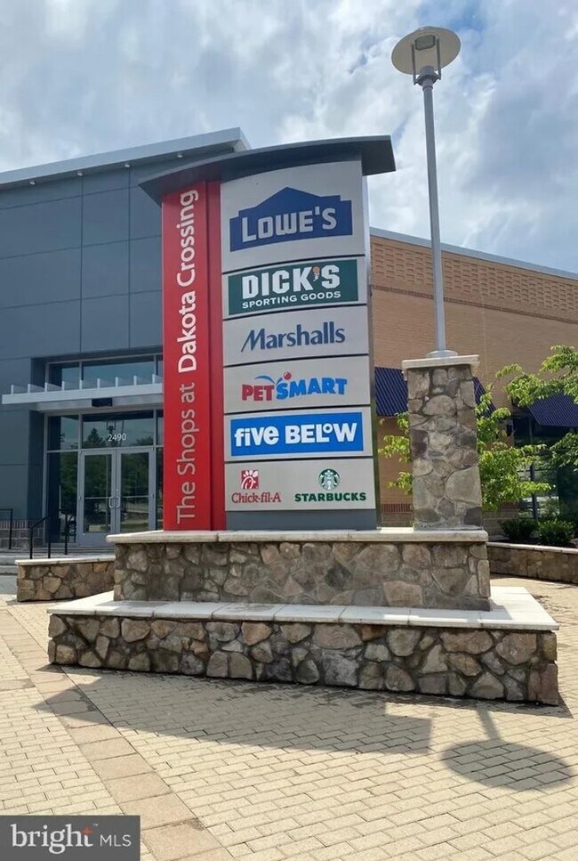 Building Photo - Beautiful Single Family home with Loft and Off Street Parking