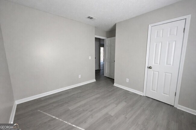 Building Photo - 271 E Wright St