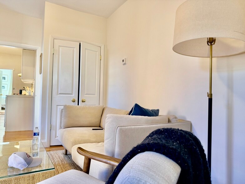 Building Photo - 17 Irving St