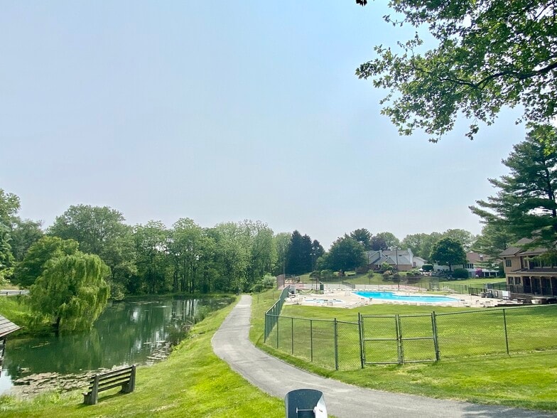 One of the walking trails - 1984 Cricklewood Cv