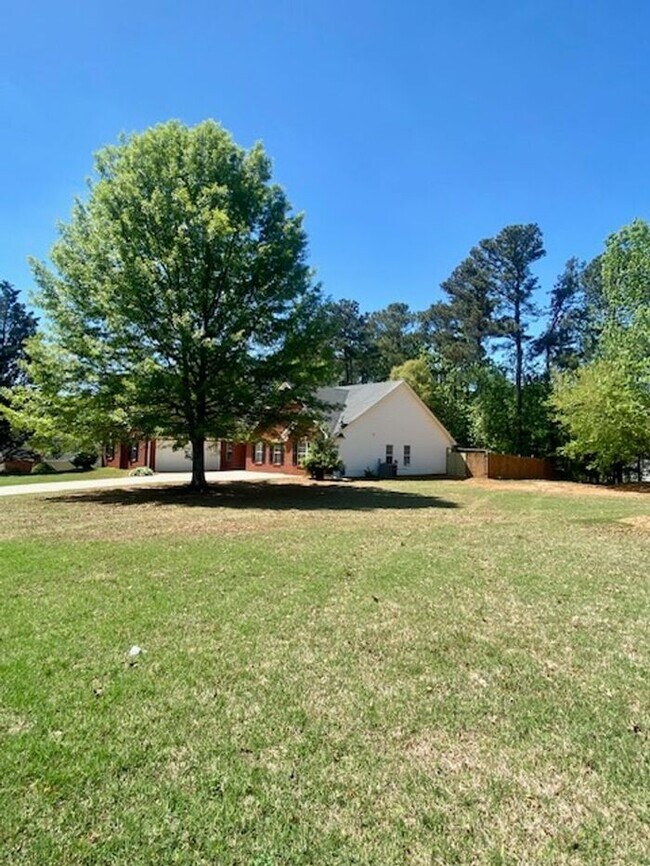 Building Photo - Huge Ranch home!