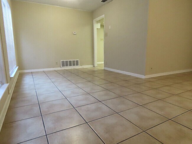 Building Photo - South Tyler! Spacious 3 Bedroom, 2 Bath Du...