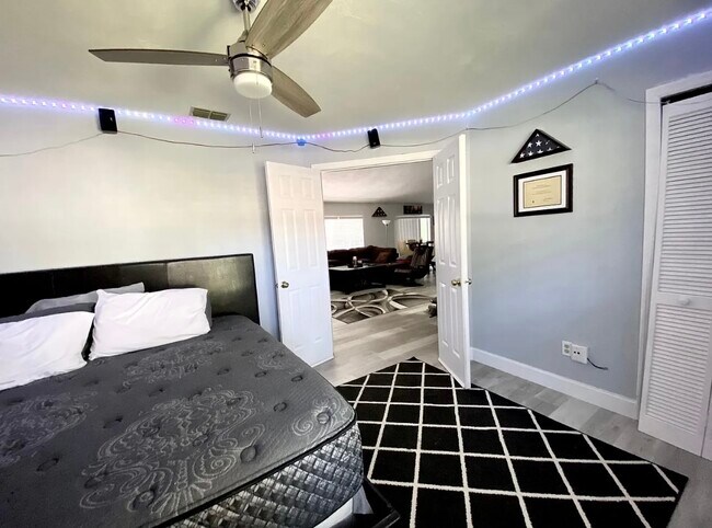 Building Photo - 6106 Everglades Dr