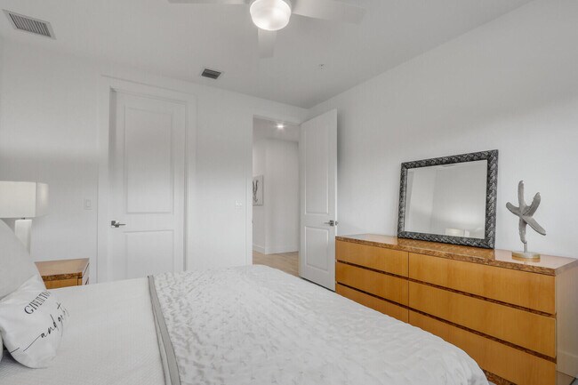 Building Photo - 120 Water Pointe Pl