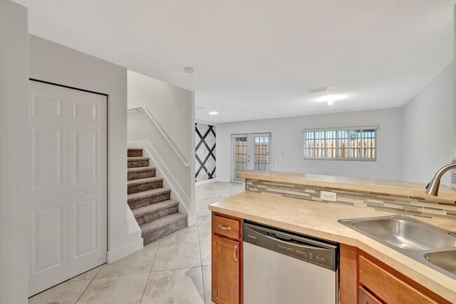 Building Photo - 3055 Riverside Dr
