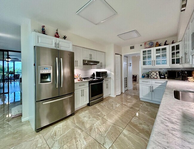 Building Photo - 7568 Regency Lake Dr