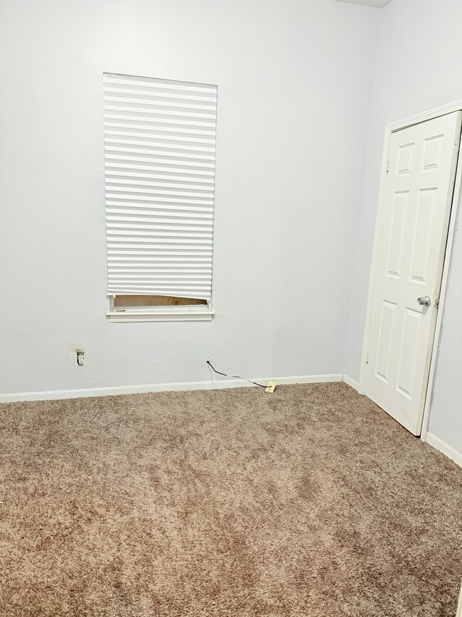 Building Photo - 1051 College St