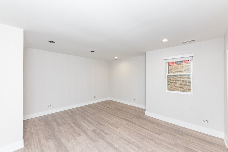 Building Photo - 1907 S Racine Ave