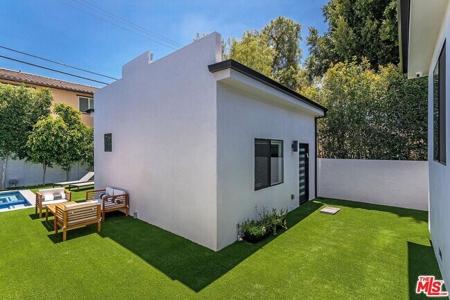 Building Photo - 1948 S Point View St