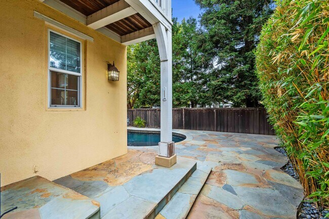 Building Photo - Spacious 3 Bedroom, 3 Bathroom Home with P...