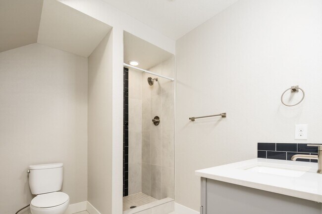 Building Photo - Modern 3 bed / 4 bath, 3 story townhome!