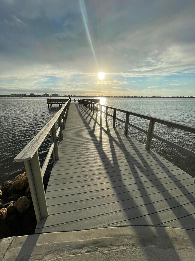 Building Photo - 4750 Cove Cir