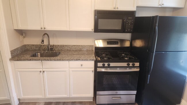 Building Photo - "Cozy 2-Bedroom Duplex in the Heart of St....