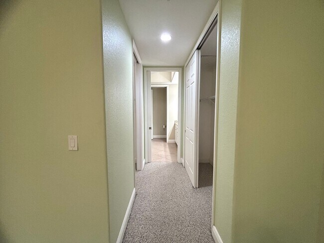 Building Photo - Spacious 3 Bed, 2 Bath Condo with 1 Car Ga...