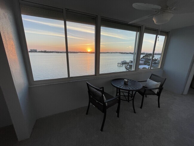 Building Photo - 4750 Cove Cir