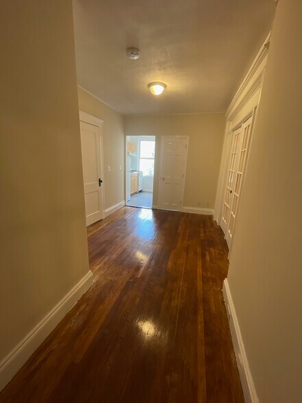 Building Photo - 213 Kelton St