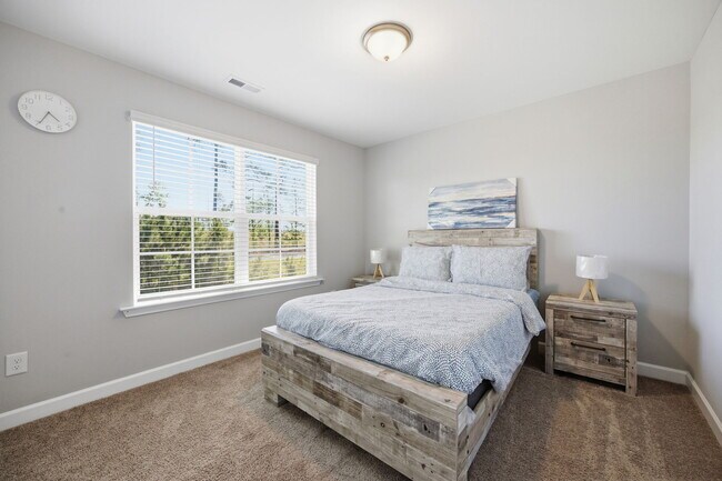 Building Photo - 450 Hawksbill Dr