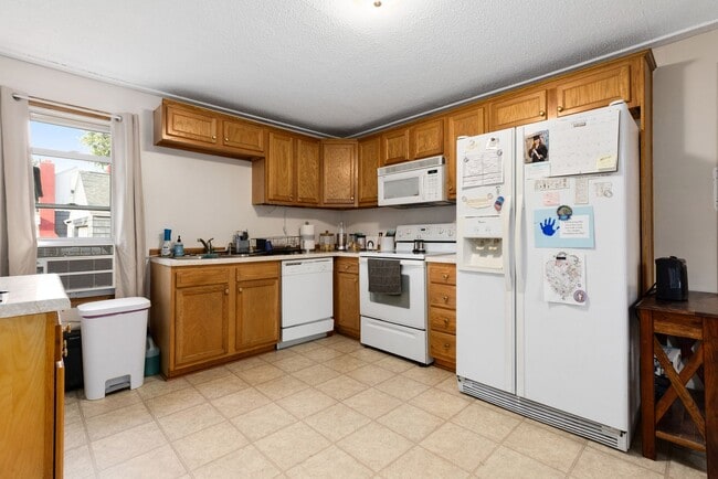 Building Photo - Cozy 3 bedroom, 1 Bathroom Home On Corner ...