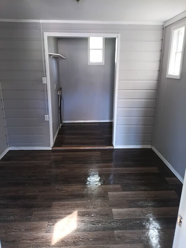 Building Photo - 632 E Sears St