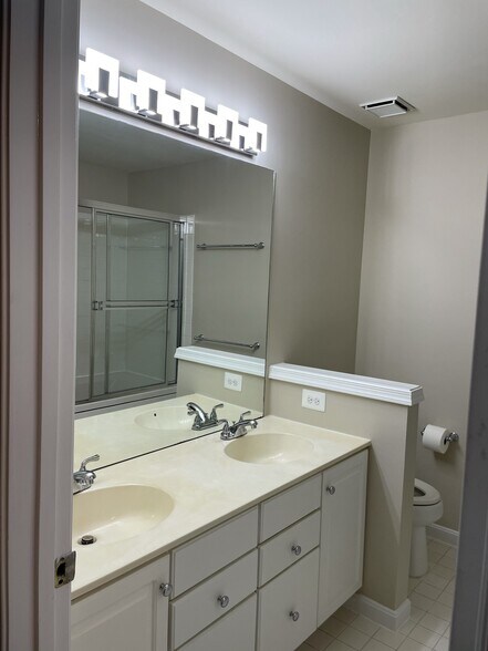 Building Photo - 1813 Kenwood Ave