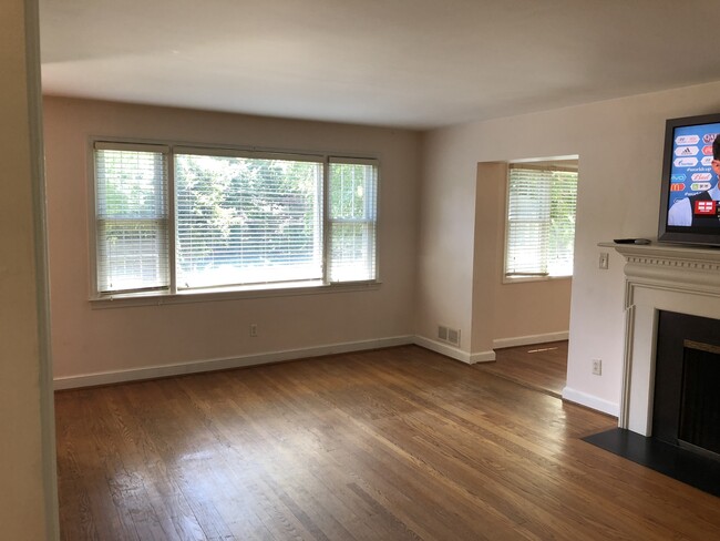 Sun filled Living Room(Front Yard Bay Window) - 3805 jonesbridge road