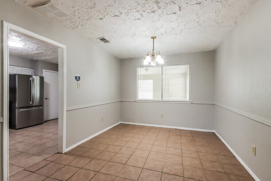 Building Photo - 10618 Plum Lake Dr