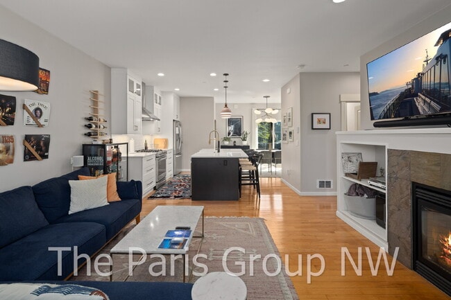 Building Photo - Stylish Model Hm in Issaquah Highlands * Park-Facing, EV Charger, Designer Upgrades & Very Walkable!