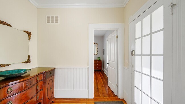 Building Photo - 14 Sanchez Ave