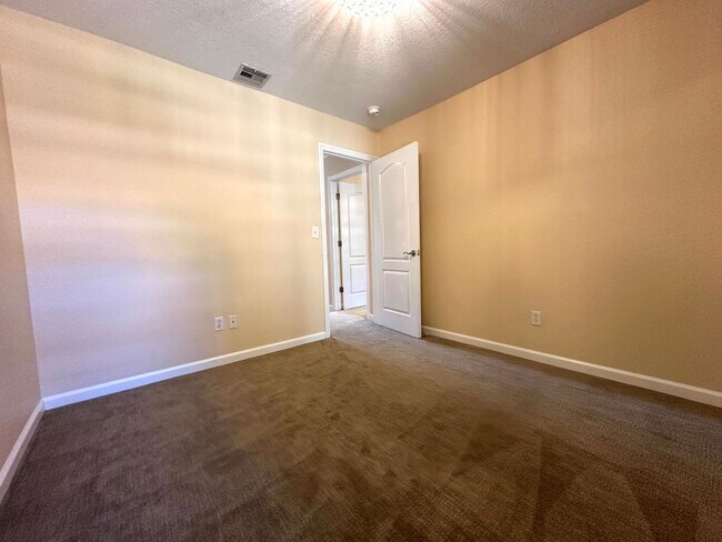 Building Photo - Conveniently located condo in Modesto
