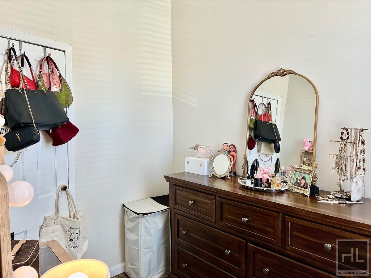 Building Photo - Gorgeous 1.5 bedroom in Maspeth