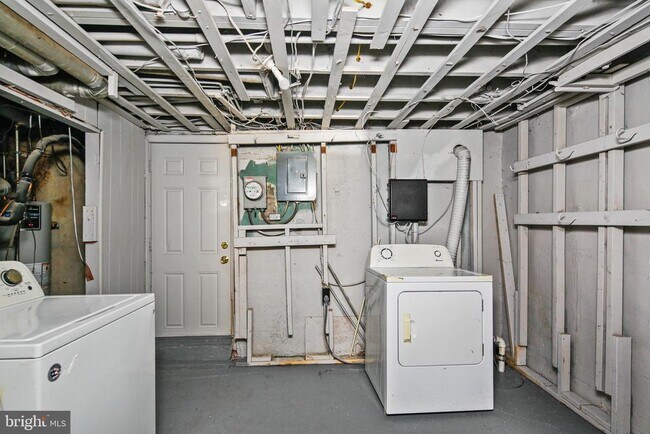 Building Photo - 165 Hampshire Rd