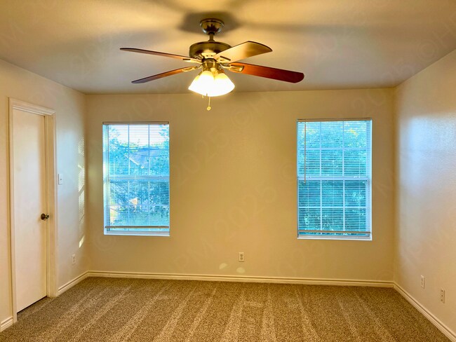 Building Photo - Move-In Special! 3-Bed, 2.5-Bath Townhouse...