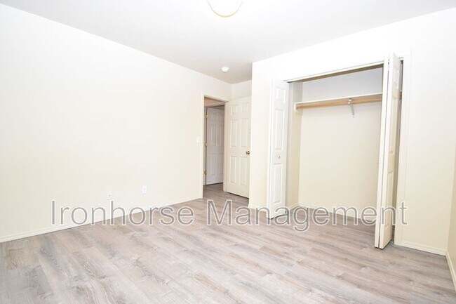 Building Photo - 509 Hunters Way