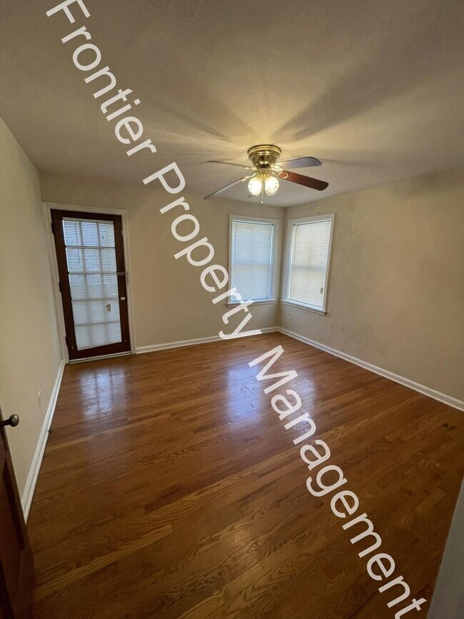 Building Photo - Charming 1-Bedroom Apartment