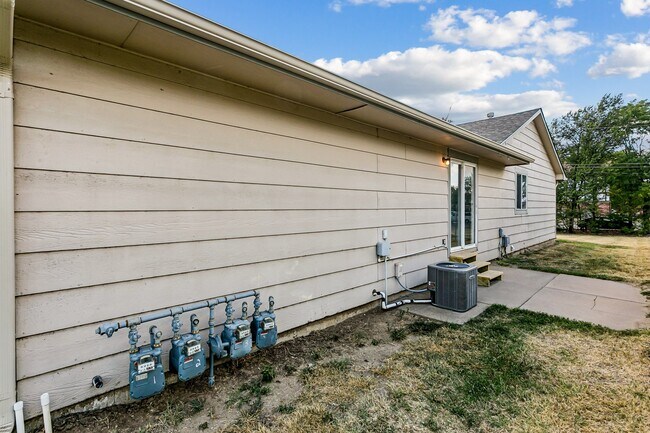Building Photo - 4319 S Elizabeth Ave